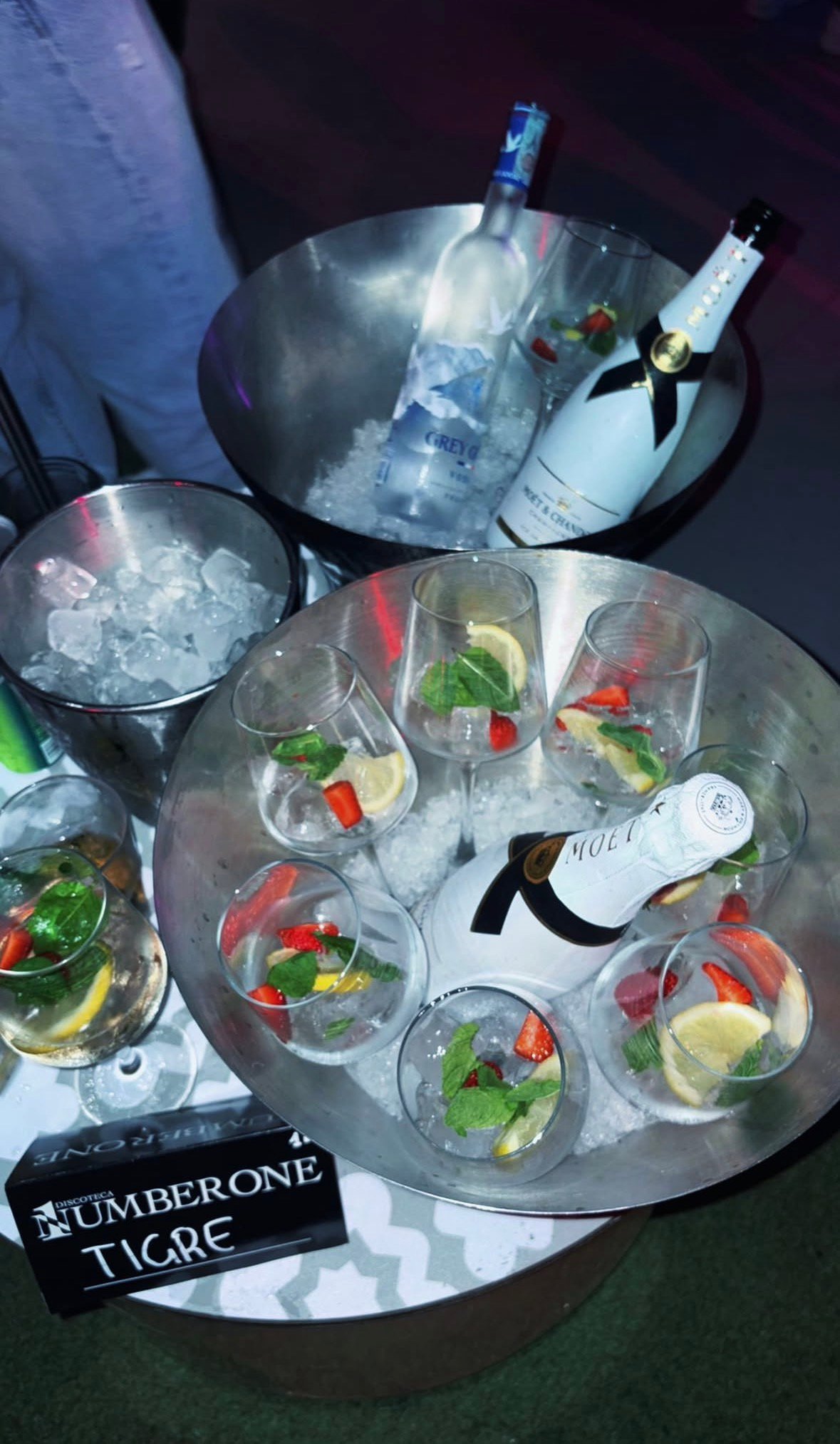 Bottle service con Moët & Chandon, Grey Goose e bicchieri con frutta fresca a una nostra serata