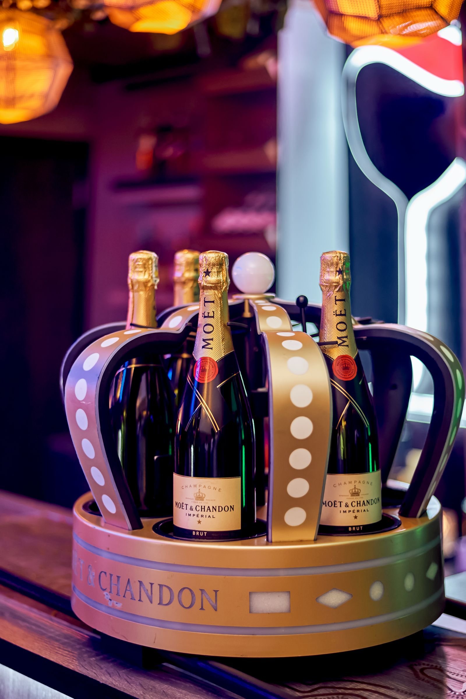 Bottiglie di Moët & Chandon esposte in un crown stand al bancone